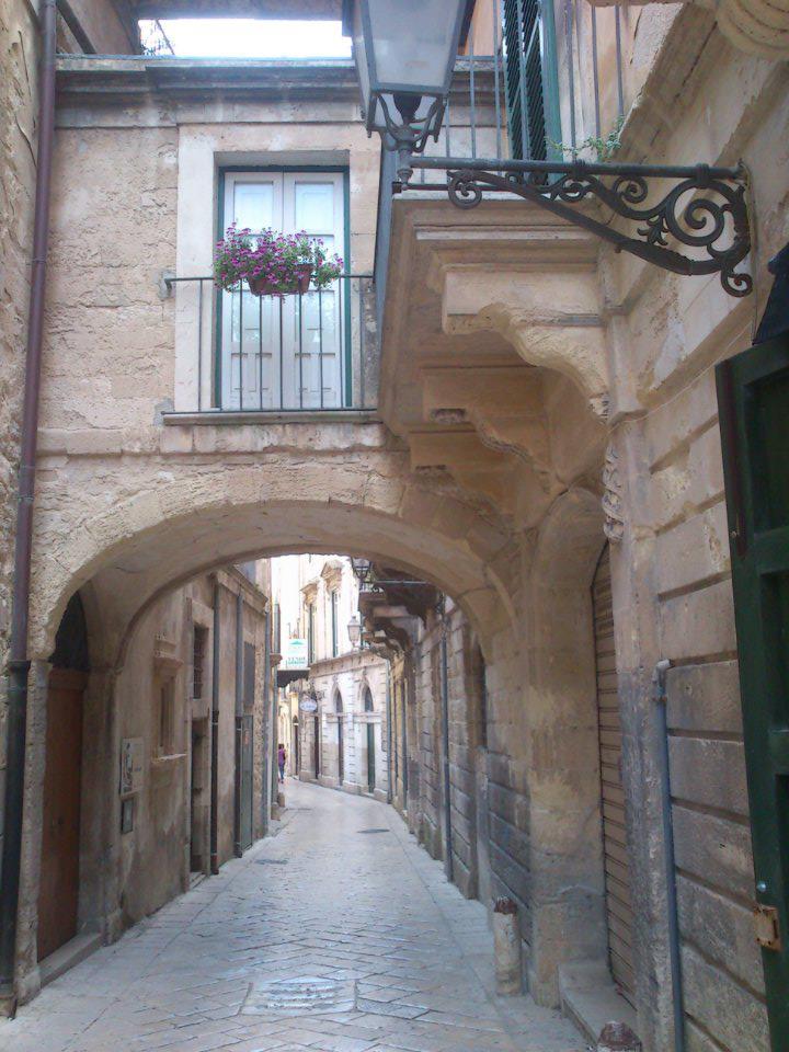 Scorcio caratteristico di una via a Modica